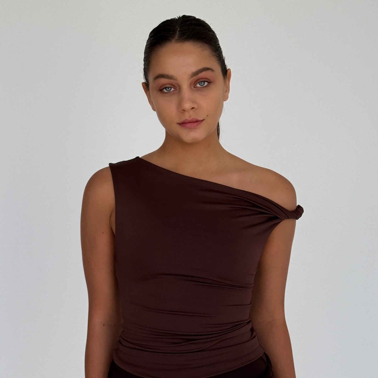 TWISTED SHOULDER TOP
