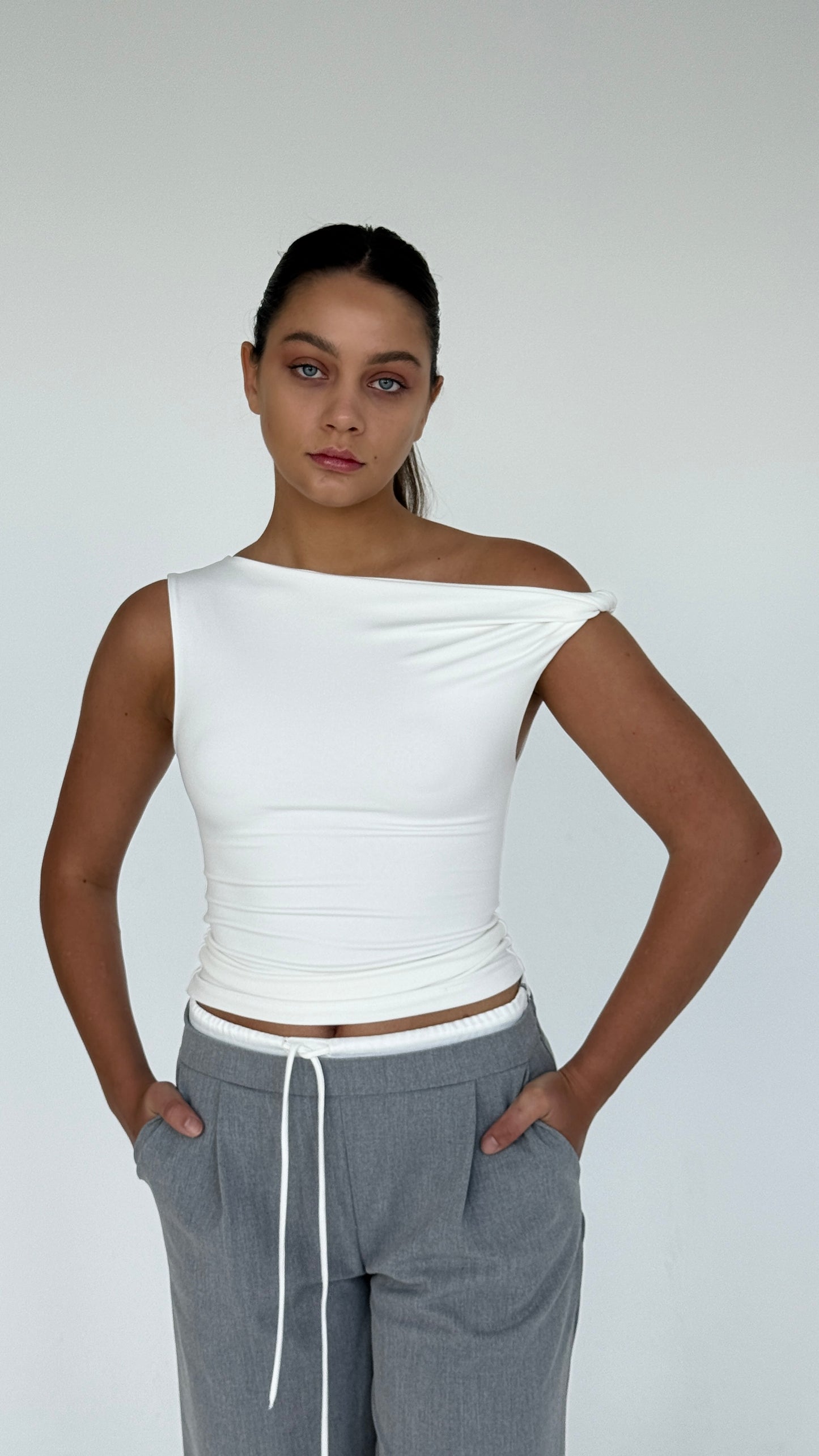 TWISTED SHOULDER TOP