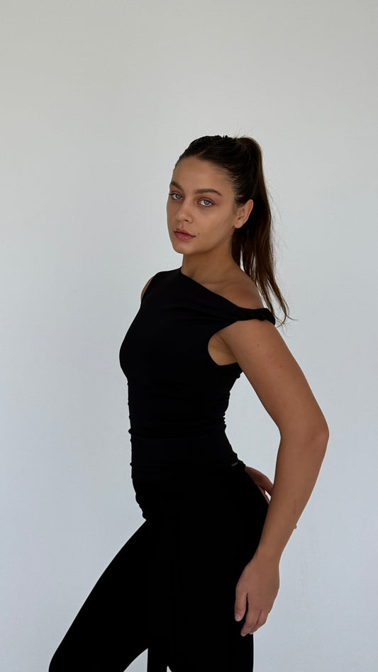TWISTED SHOULDER TOP